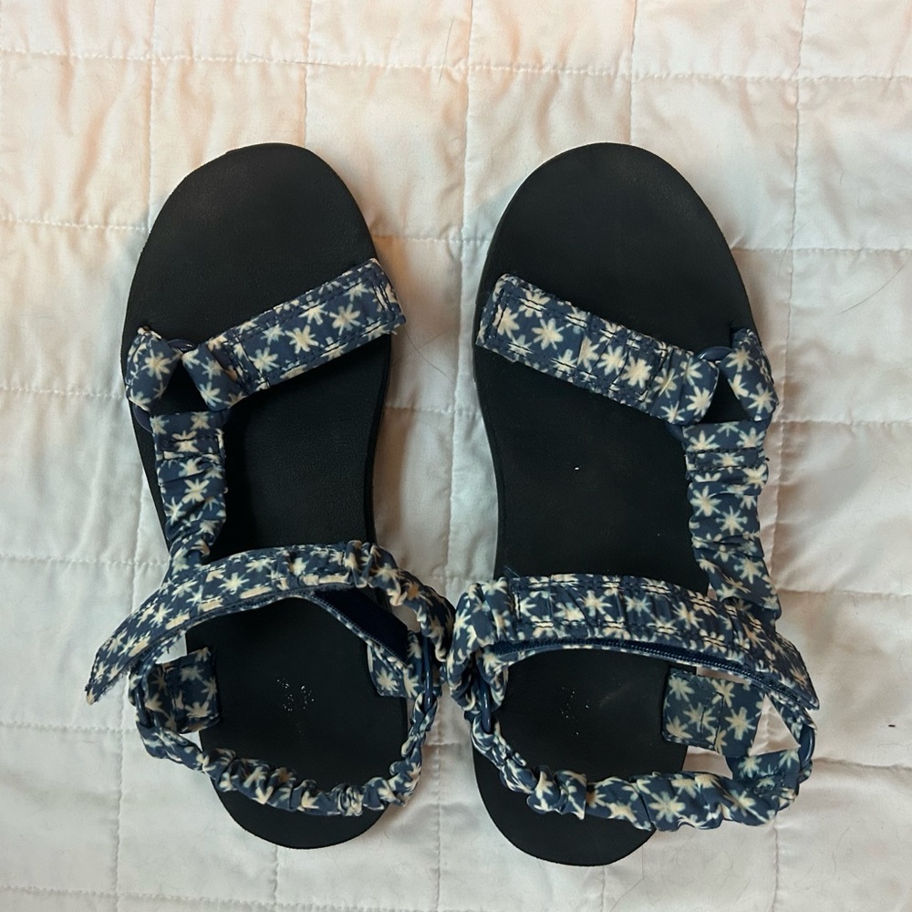 Universal Thread Blue Patterned Velcro Sandals